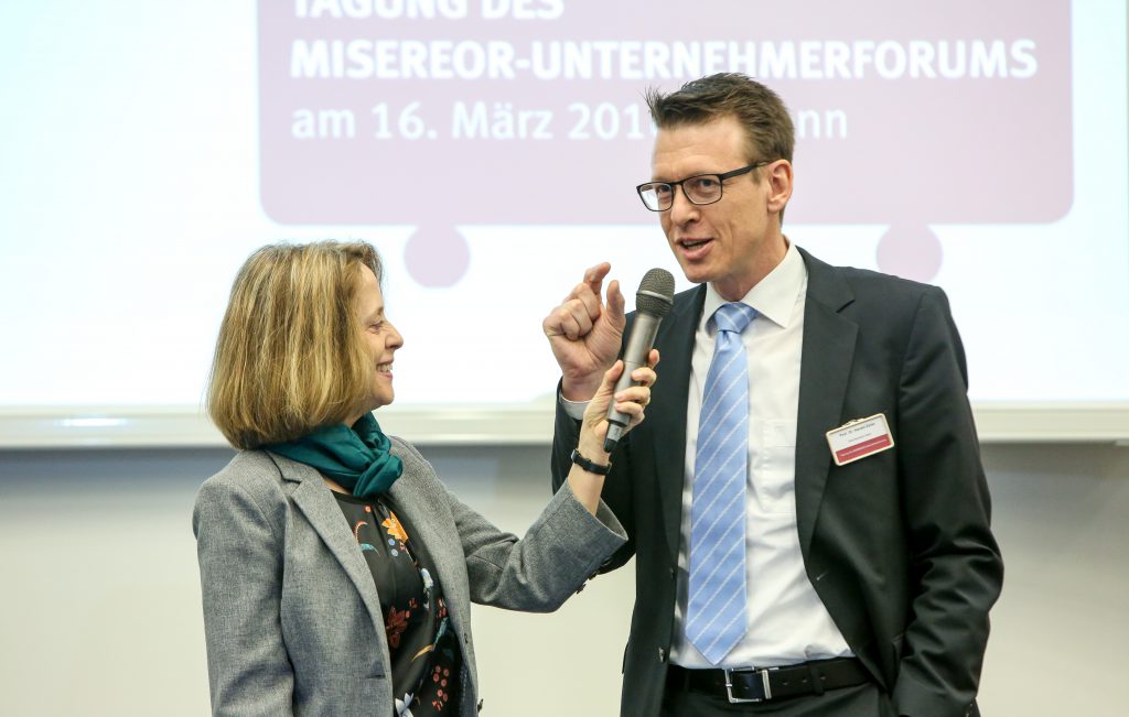 Moderation Gisela Steinhauer und Prof. Dr. Harald Zeiss Hochschule Harz (Tourismusmanagement/ Nachhaltig­keit und internationaler Tourismus) auf der Tagung des Misereor-Unternehmerforums am 16. März 2018 in Bonn.